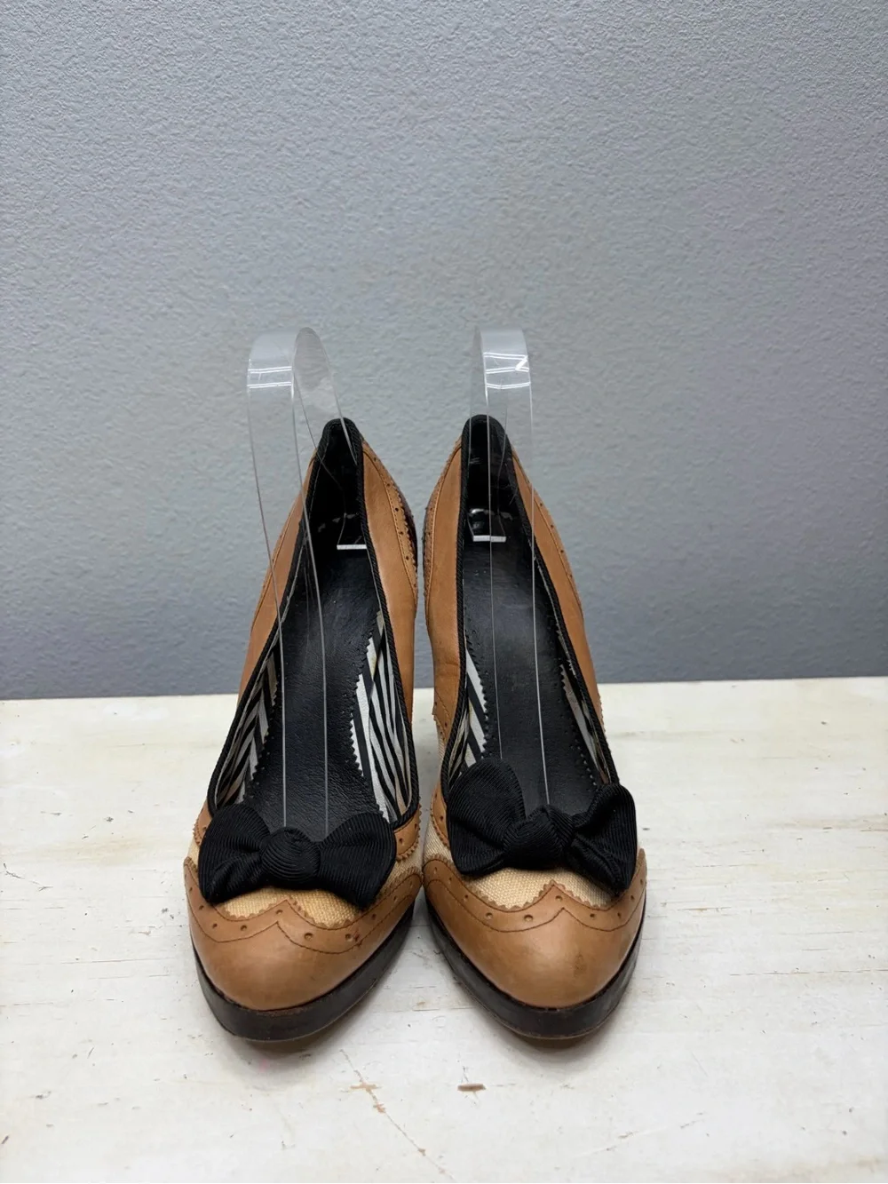 L.A.M.B. Brown Leather Round Toe Bow Pumps Size 6